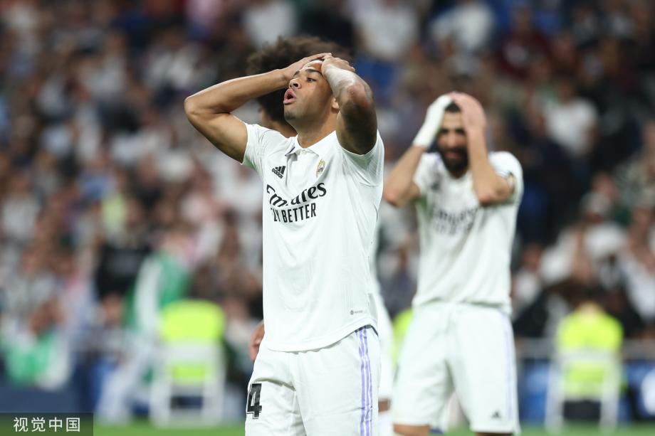 慎入，尼日利亚超比赛中一球员被对方球迷冲进场内割喉