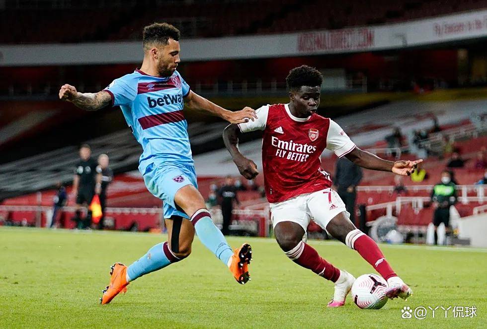 媒体人：杯赛的地板问题太大了，换地板无望应该撕掉所有地贴